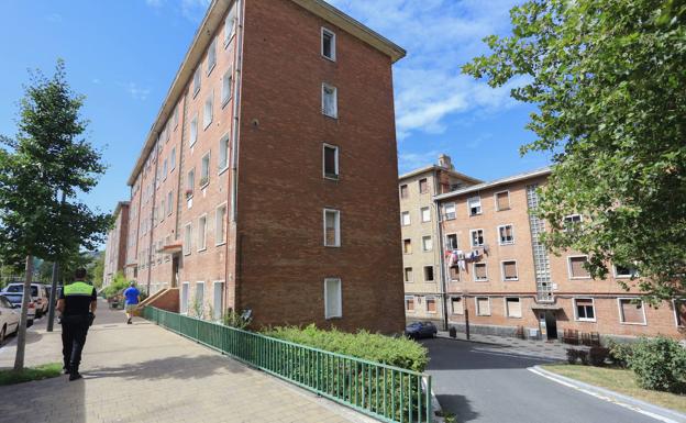 La Policía Local de Vitoria pide colaboración a la Ertzaintza para patrullar los barrios asaltados por 'okupas'