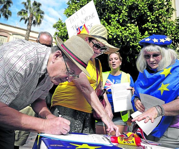 Empadronarse a la carrera por el Brexit: los ingleses en España no quieren irse