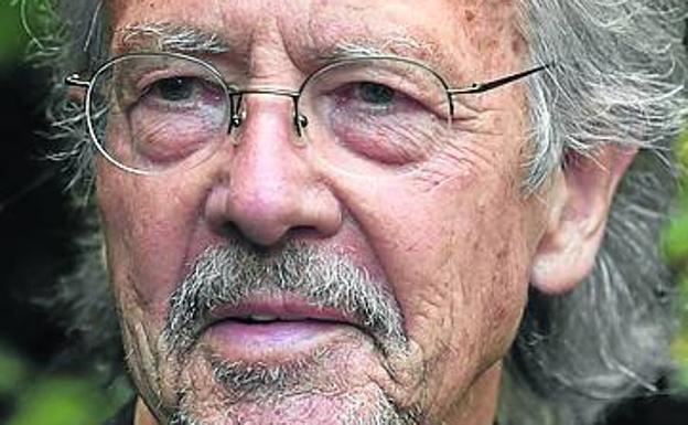 Víctimas del genocidio de Srebrenica piden retirar el Nobel a Handke