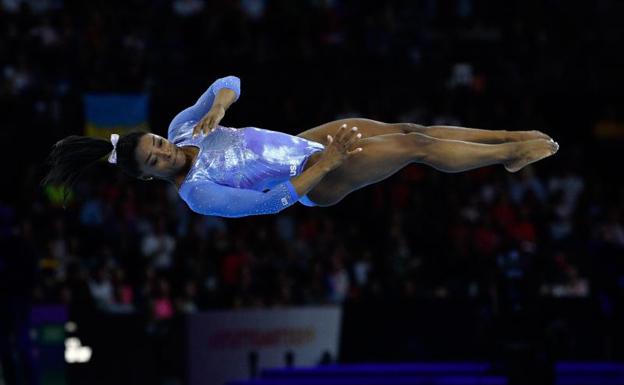 Biles supera a Scherbo y lleva a 25 su récord de medallas en los Mundiales