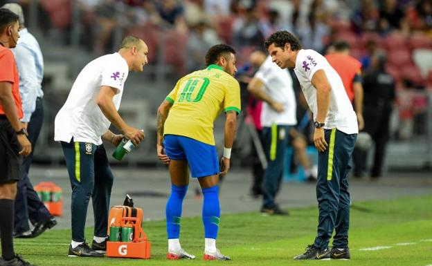 Brasil extiende su sequía ante Nigeria y Neymar sale lesionado