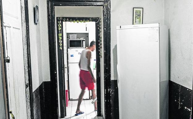 'Pisos patera' en Bilbao: hasta 300 euros por una habitación indigna