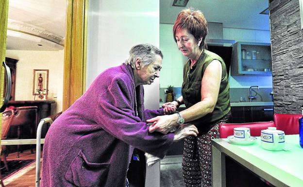 Más de 8.000 cuidadoras de dependientes ya cotizan en Euskadi tras asumir el Estado su coste