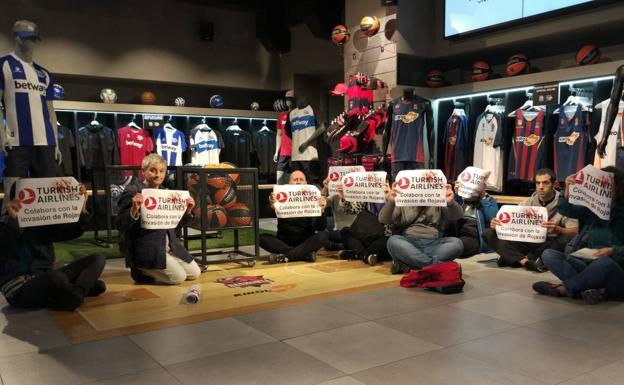 Ocupan la tienda del Baskonia para denunciar el ataque a los kurdos de Siria