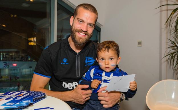 La plantilla del Deportivo Alavés se cita con su afición