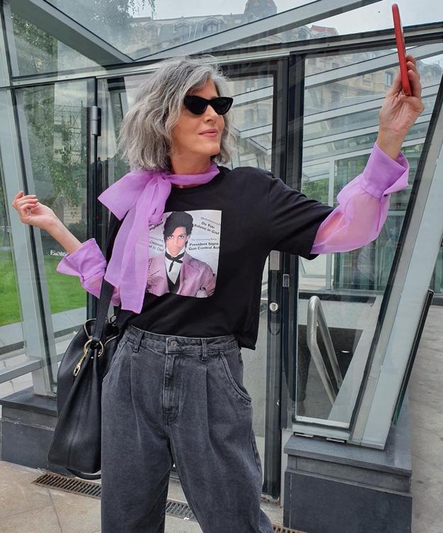 ¿Camiseta 'masculina' con vestido? A esta bilbaína no hay mezcla que se le resista