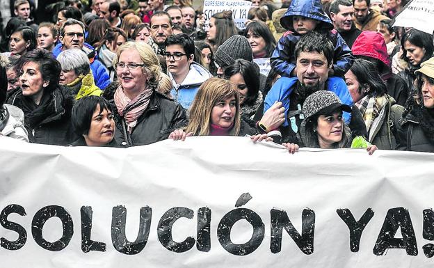 Centros y familias acusan a sindicatos, partidos y Gobierno vasco de «dejar caer» a la concertada