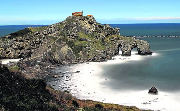 Turistas de Gaztelugatxe se llevan las piedras de recuerdo