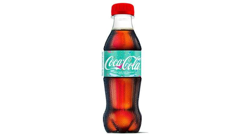 Coca Colak ozeanoetatik hartutako plastikoekin ekoitzitako botilak merkaturatzen dihardu