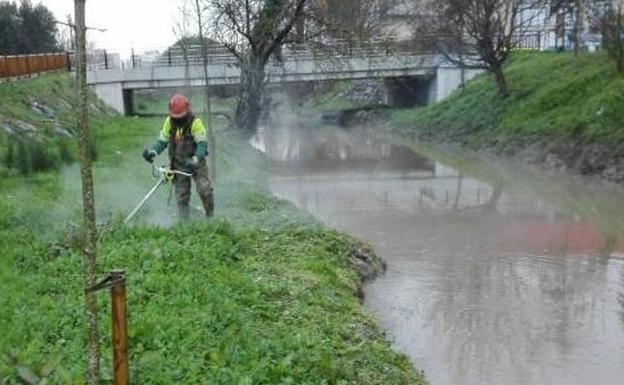 Arrancan las labores del limpieza del cauce del Gobela y de Bolue