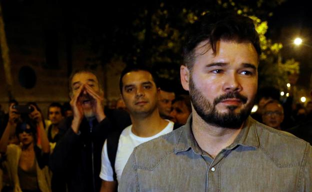 Rufián prueba su propia medicina y sale increpado al grito de traidor en la protesta