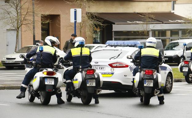 Una mujer cae desde un primer piso en Vitoria al huir de su pareja