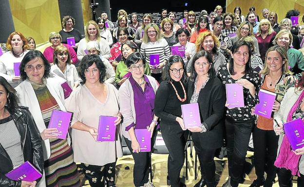 Cien alcaldesas y concejalas se unen para buscar cambios en «un espacio de poder de hombres»