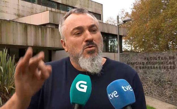 Sancionan al profesor universitario que apoyó a 'La Manada' por criticar el escote de una alumna