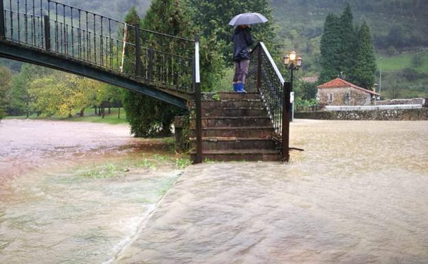 Las fuertes lluvias inundan sótanos y obliga a cerrar colegios en Cantabria