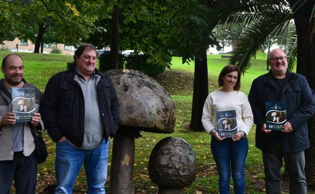 La peña Santa Cruz de Galdakao desgrana su medio siglo en un libro