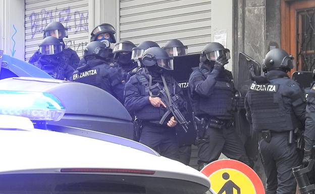 Muere de un tiro en la espalda en plena calle por una venganza entre clanes familiares en Bilbao