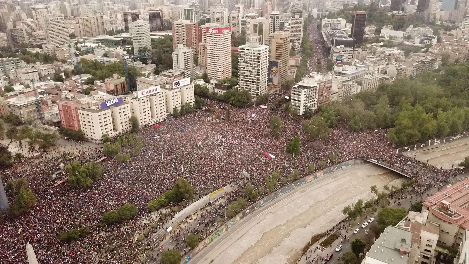 Imágenes de la multitudinaria manifestación en Santiago de Chile