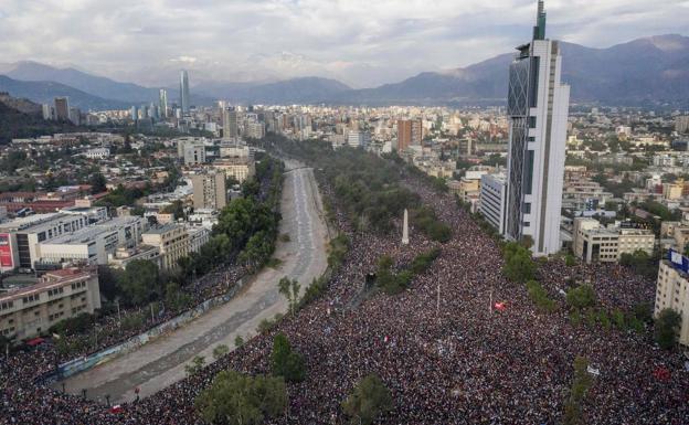 Más de un millón de personas se manifiestan contra Piñera en una marcha histórica
