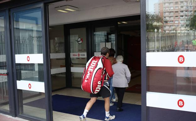 Piscinas cerradas y cursillos cancelados en el primer día de huelga de los polideportivos