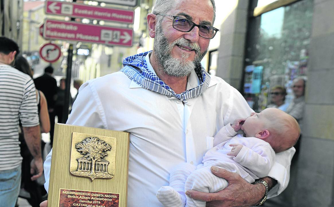 Un queso alavés de Aguiñiga gana el concurso del Último Lunes de Octubre en Gernika