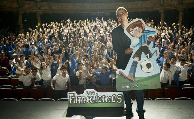 «Los críos no necesitan que salgan Messi o Ronaldo en mis libros»