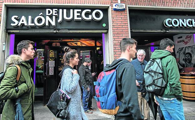 La ludopatía juvenil abre el debate para alejar las casas de juego de los colegios