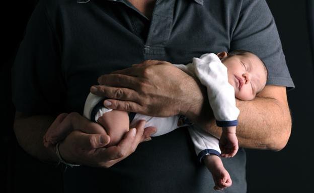 Las bajas de paternidad superan por primera vez a las de las madres tras su ampliación a 8 semanas