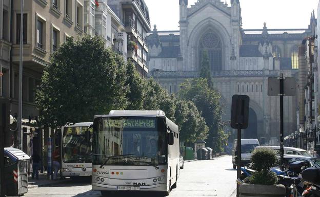 Tuvisa refuerza la línea al cementerio del Salvador por Todos los Santos