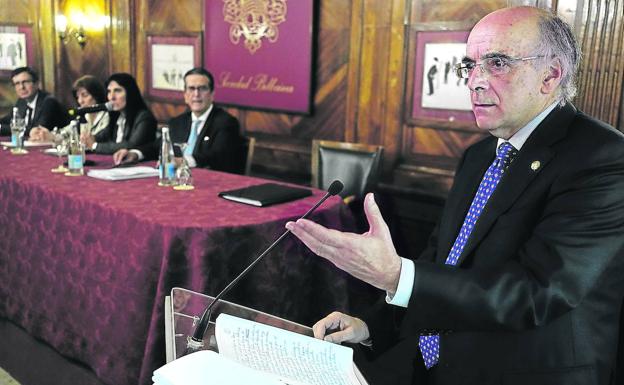 «Euskaltzaindia es receptiva a los nuevos usos del euskera que proponen los periodistas»