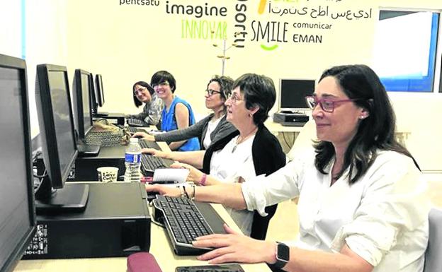 Una red de voluntarias trabaja en Euskadi por dar presencia a las mujeres en Wikipedia