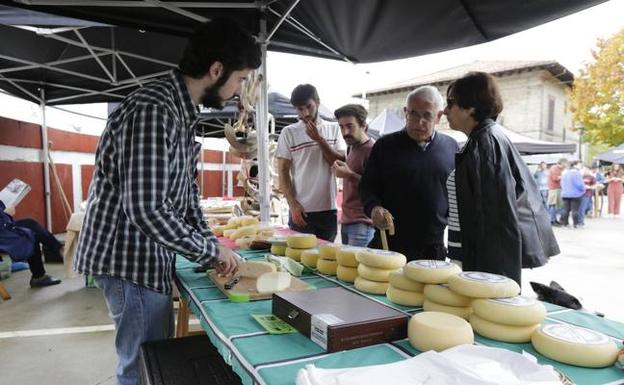 «La leche que utilizamos, siempre de los ganaderos de Las Encartaciones»