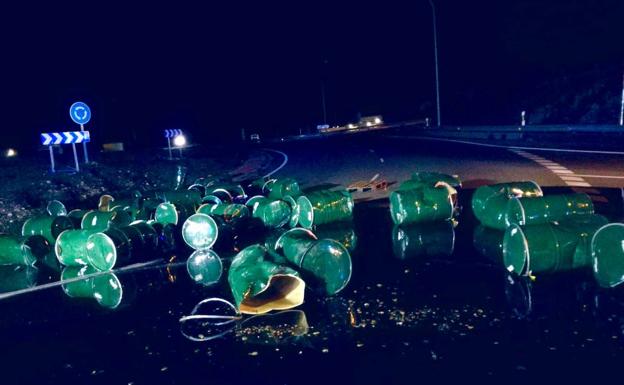 Un camión pierde su carga en la A-1, en Ribera Baja, y deja la calzada 'untada' en miel