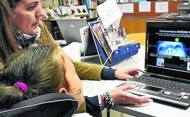 Osakidetza facilitará lectores de retina a enfermos de ELA para comunicarse