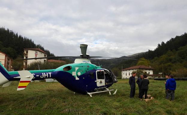 Un camión vuelca en Dima y se precipita a un riachuelo