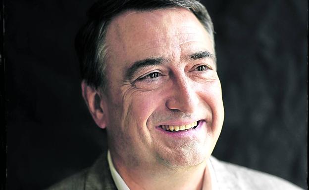 «Habría que ver las circunstancias, pero es probable que no me saliera darle la mano a Otegi»