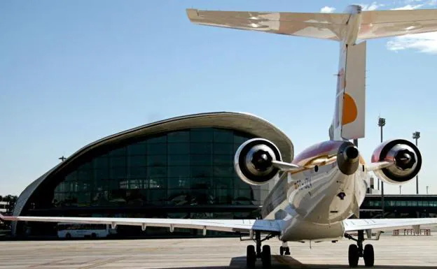 El Aeropuerto de Valencia busca a los dueños de 24 aviones abandonados