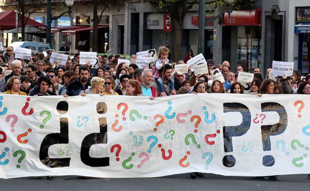 Las familias recriminan la tardanza en «sentarse a negociar» para encontrar una salida