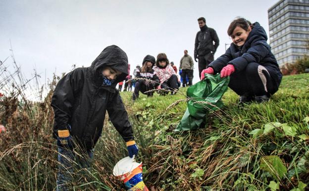 La Exploradora emprende una cruzada contra los plásticos en Vitoria