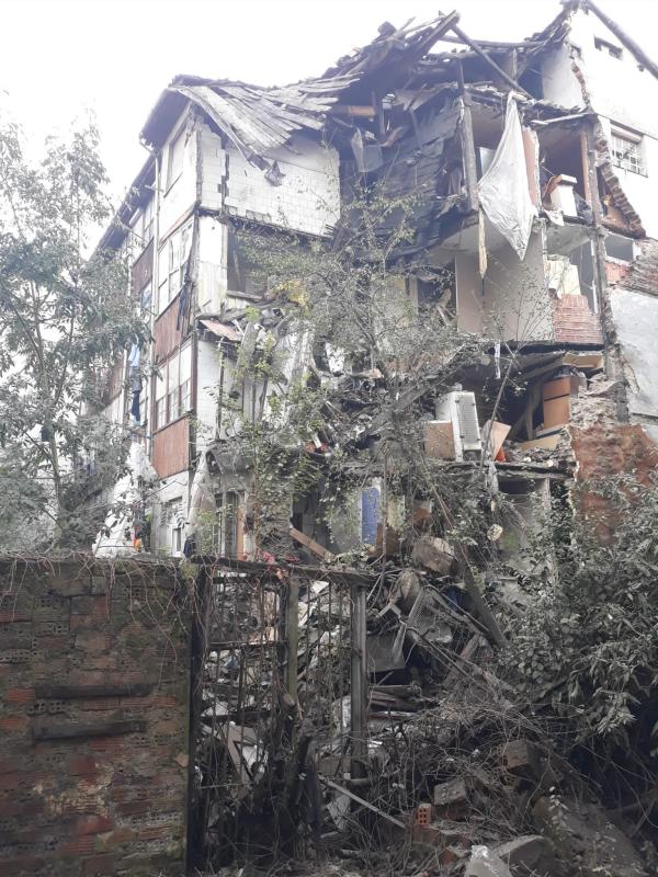 Desalojan a decenas de vecinos por el derrumbe de un edificio en Eibar