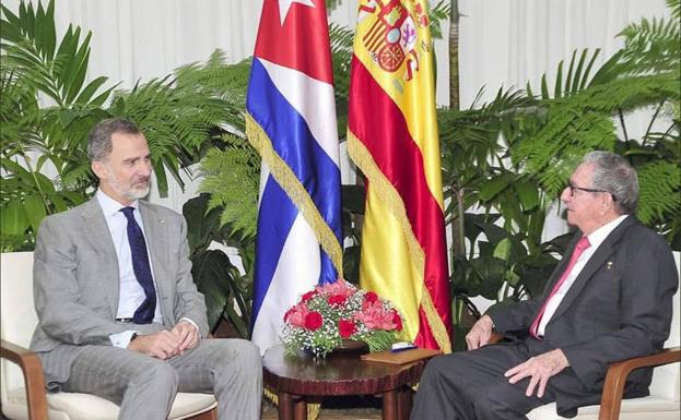 El Rey se ve con Raúl Castro tras pedir más democracia y derechos humanos en Cuba