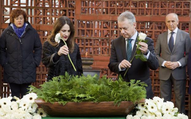 Urkullu: «El pasado nos duele y nos divide todavía»