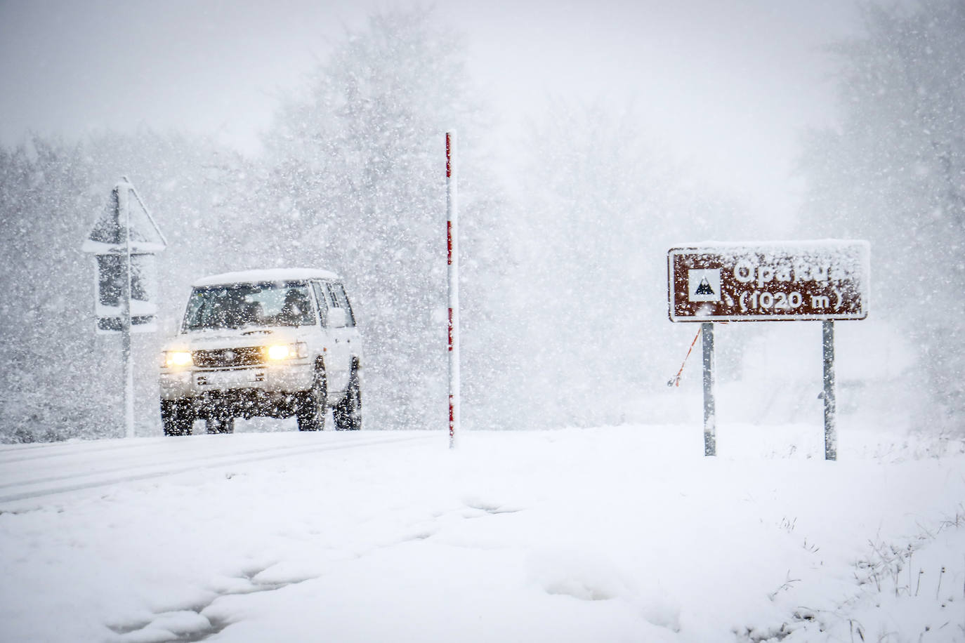 La nieve y la lluvia dificultan la conducción por los puertos de Álava