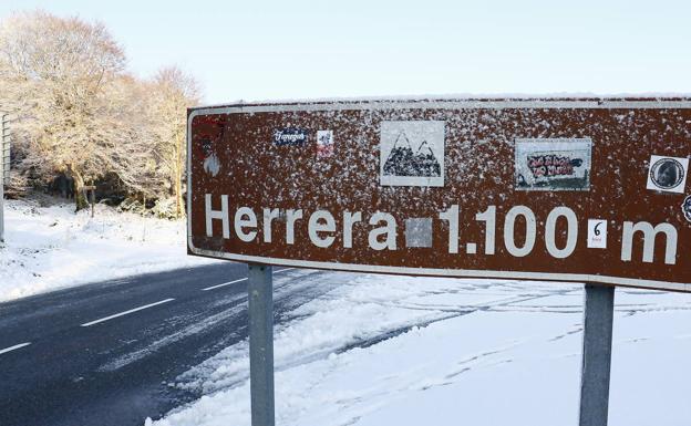 La nieve y la lluvia dificultan la conducción por los puertos de Álava