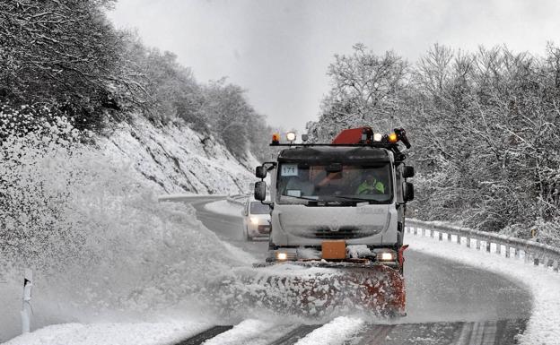 35 quitanieves, 238 personas y 2.840 toneladas de sal harán frente al invierno alavés