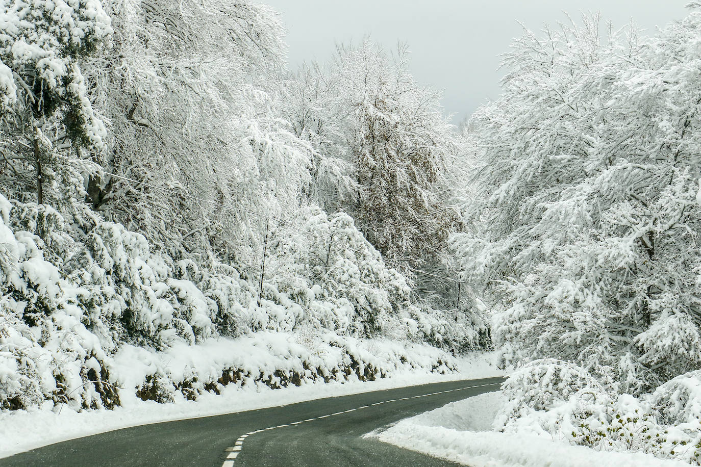 La nieve y el hielo complican la circulación en Álava