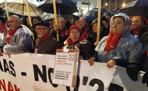 Los pensionistas vencen a la lluvia y exigen al nuevo Gobierno la subida inmediata del IPC