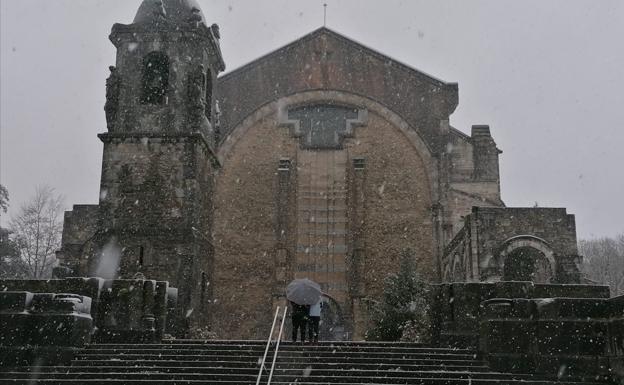 Caen los primeros copos de nieve en el santuario de Urkiola