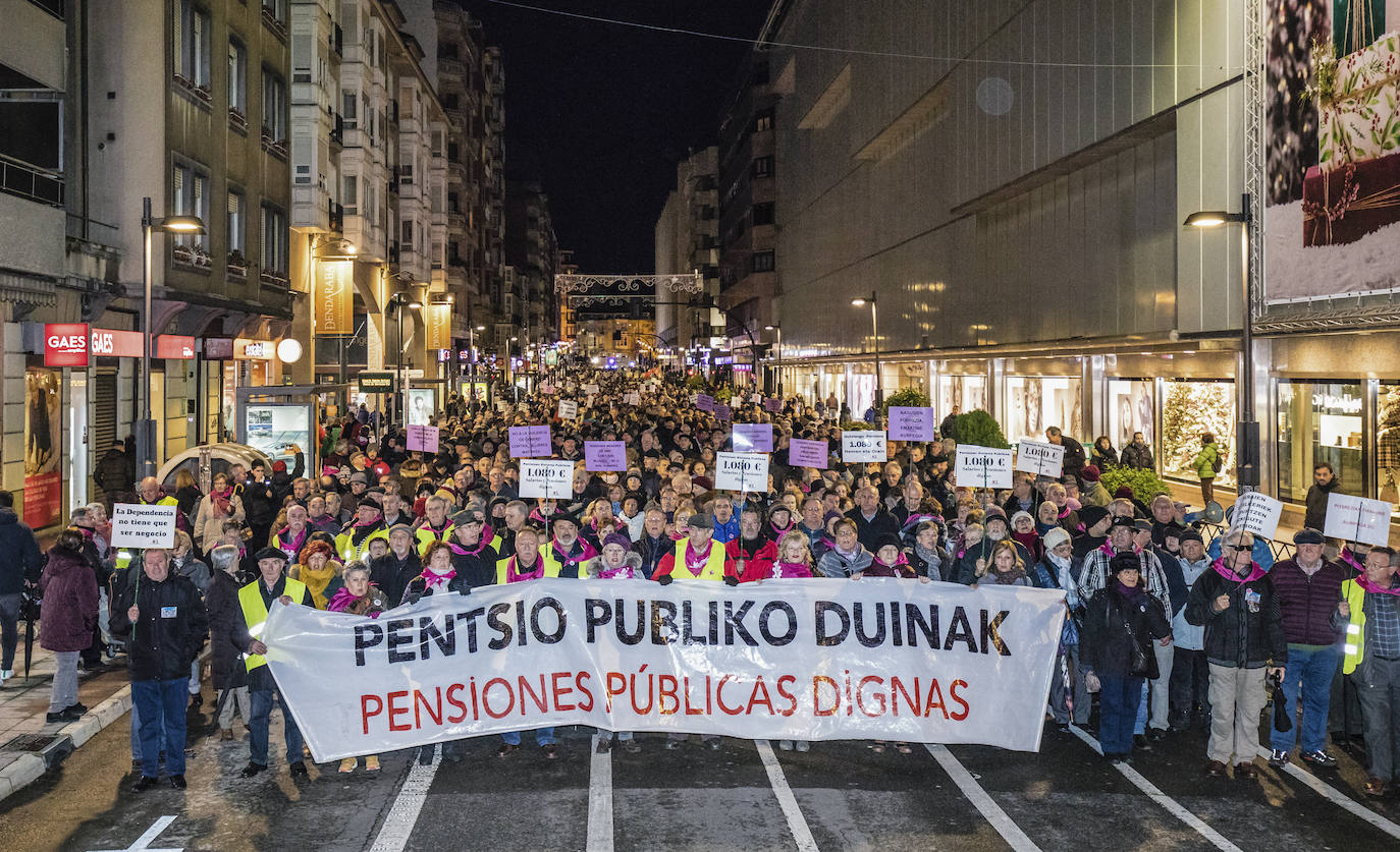 Los pensionistas vencen al frío y exigen al nuevo Gobierno la subida inmediata del IPC