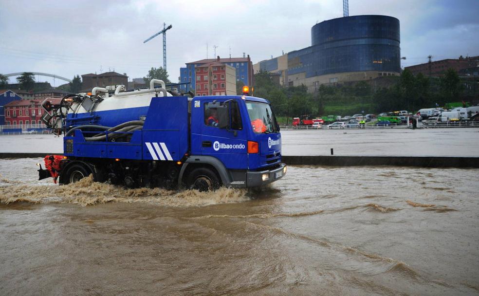 Uraren maila igotzeak hirukoiztu egingo ditu uholde arriskuak Bizkaian